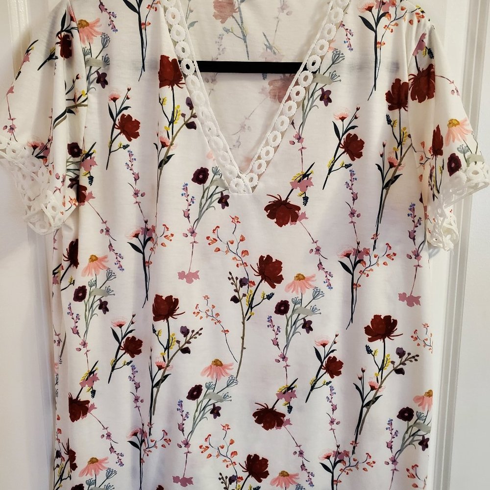White short sleeve crochet trim v neck knit top size XL